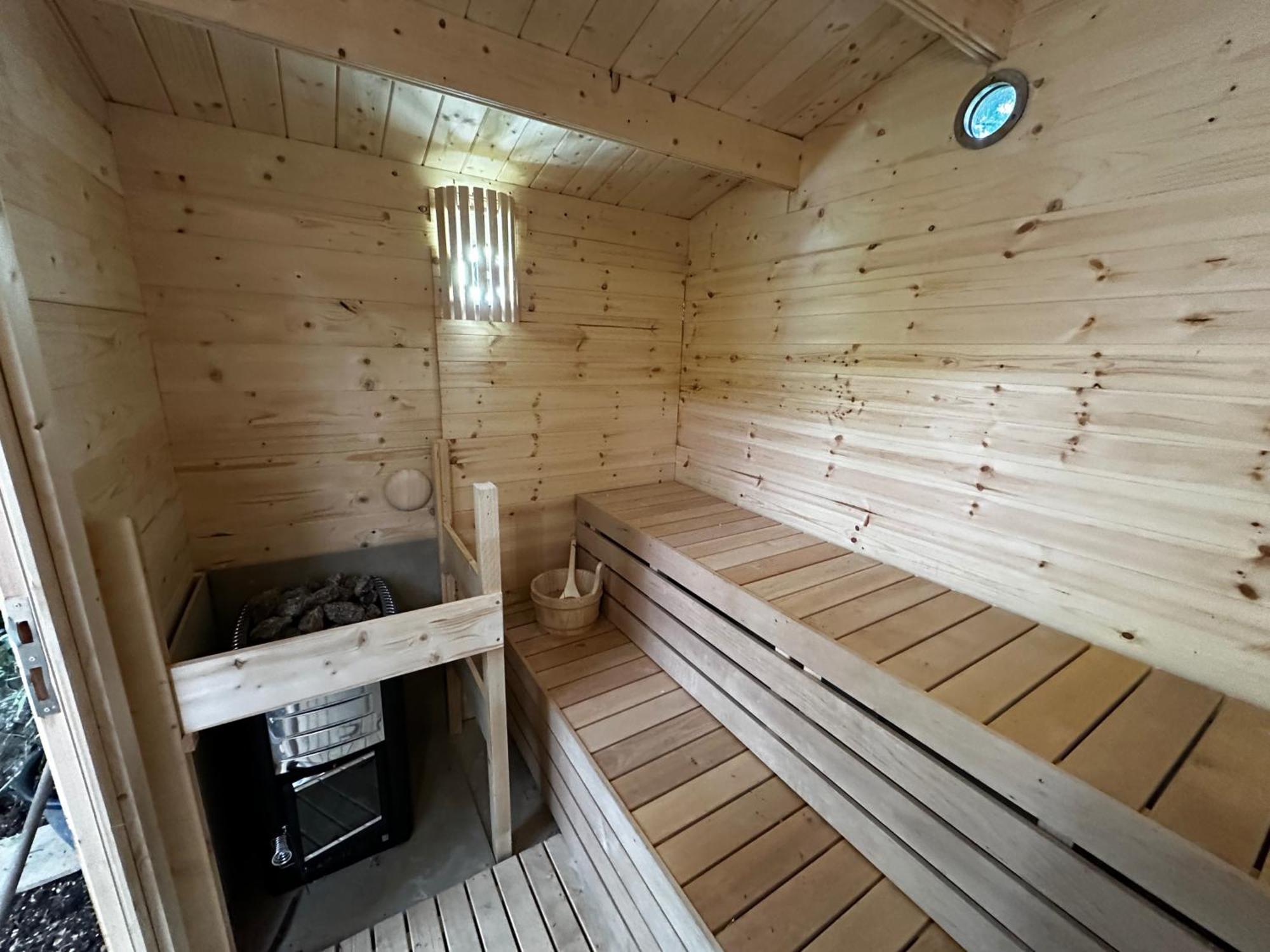 Retro Private Lodge With Hot Tub Nr Dartmoor Newton Abbot Exterior photo